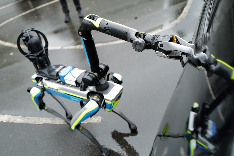 "Fass!": Zweiter Roboter-Hund der NRW-Polizei hat jetzt einen Arm - und springt Seil