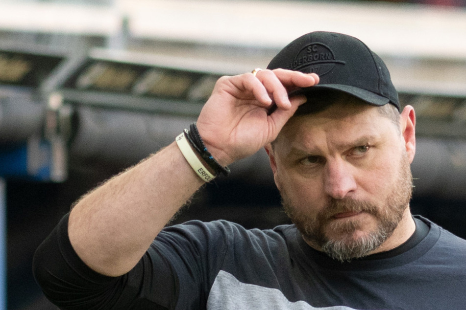 Steffen Baumgart (49) weist Spekulationen über feststehende Wechsel nach Köln und Schalke zurück ins Reich der Mythen.