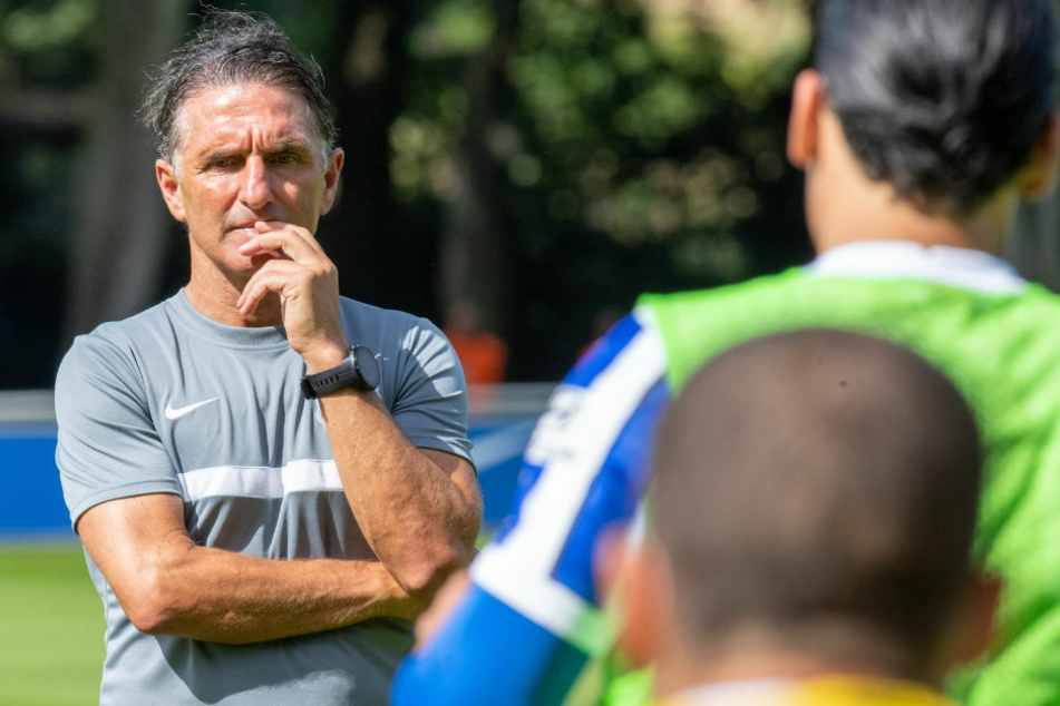 Trainer Bruno Labbadia (54) beobachtet nachdenklich seine Spieler beim Training. Ein Bild mit Symbolcharakter?