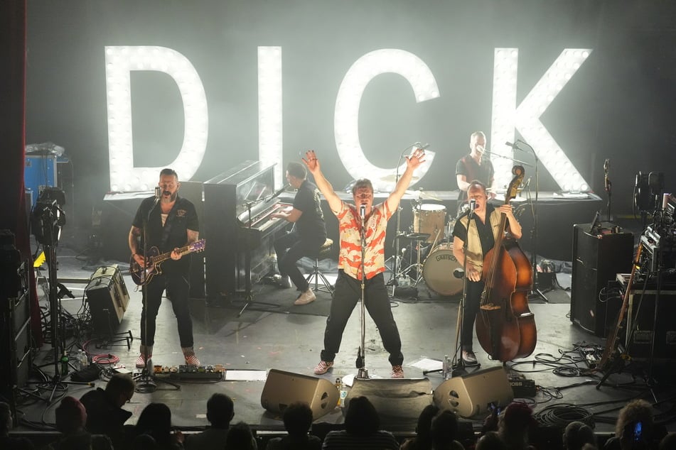 Dick Brave alias Sasha (54) im April beim Tourauftakt in Kiel. Gemeinsam mit seiner Band "The Backbeats" interpretiert er bekannter Pop- und Rockhits in der Rockabilly-Variante um.