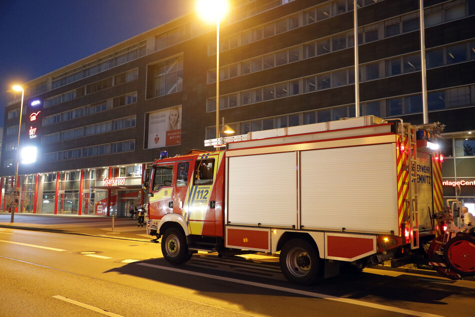 Chemnitz: Feuerwehreinsatz in Chemnitz: Batterie in Sparkasse überhitzt