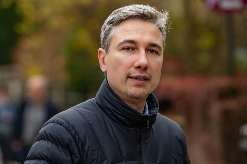 Baubürgermeister Stephan Kühn (46, Grüne) muss über den Brückenfonds, der eigentlich für die Carolabrücke gedacht ist, die Planungen für die Nossener absichern.