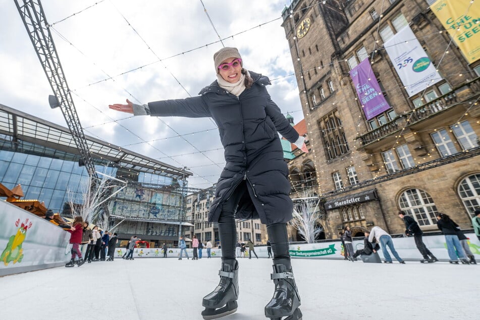 Kristina Zorniger (37) alias Kristina vom Dorf testet für ihren Instagram-Kanal die Eisbahn.