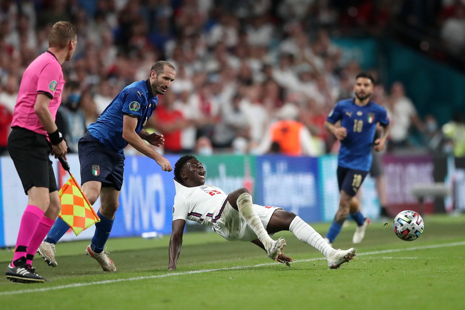 Schlüsselszene im EM-Finale: Italiens Haudegen Giorgio Chiellini (2.v.l.) stoppt den Engländer Bukayo Saka auf etwas rustikale Art.