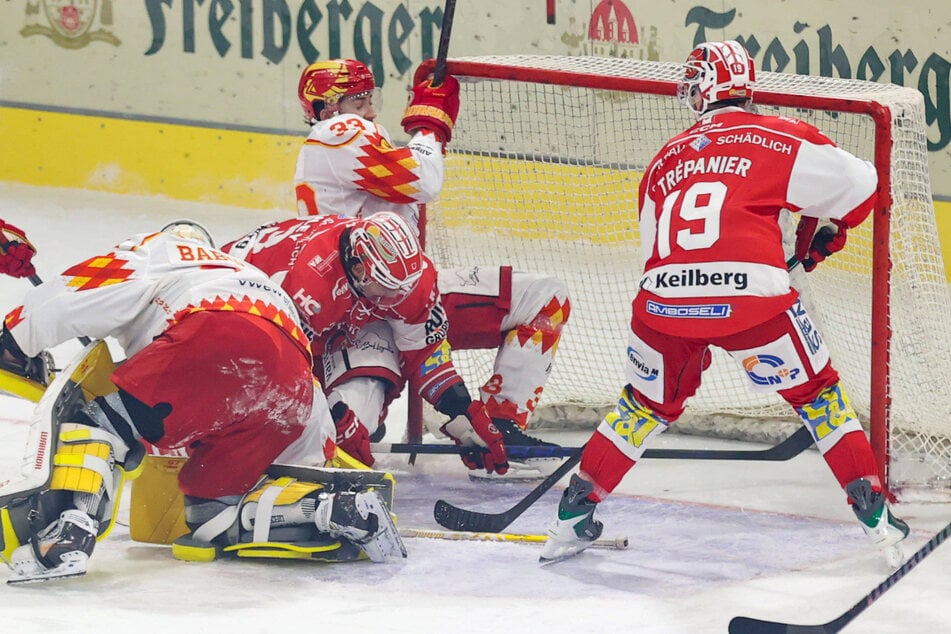 Die Eispiraten belagerten das Tor der Gäste und wurden spät belohnt.