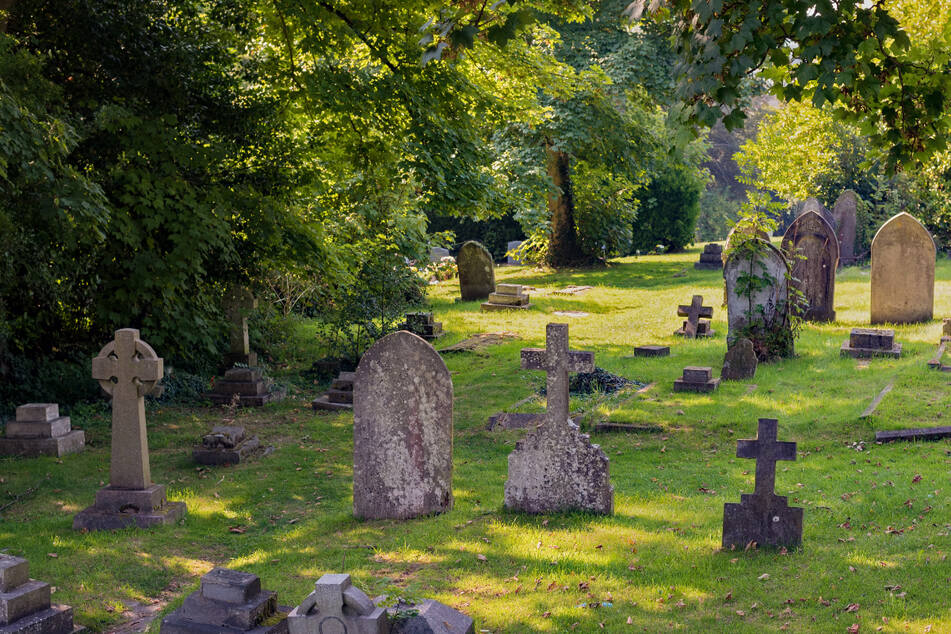 Die meisten Menschen gehen auf den Friedhof, um der Toten zu gedenken. Raymond James Stratford dagegen missbrauchte dort lieber eine Zahnbürste. (Symbolbild)