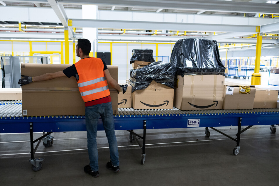 In dem Amazon-Verteilerzentrum in Garbsen arbeiten mehr als 900 Mitarbeiter. Mindestens 60 von ihnen sind offenbar an Corona erkrankt.