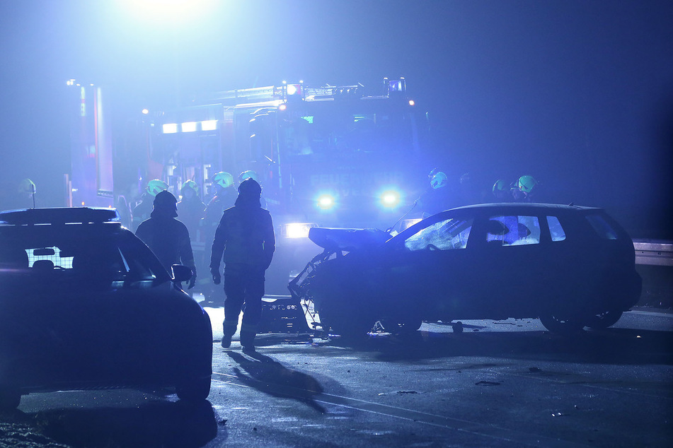 Die Einsatzkräfte der Polizei und Feuerwehr sicherten die Unfallstelle auf der A13. In Fahrtrichtung Berlin entstand ein Stau.