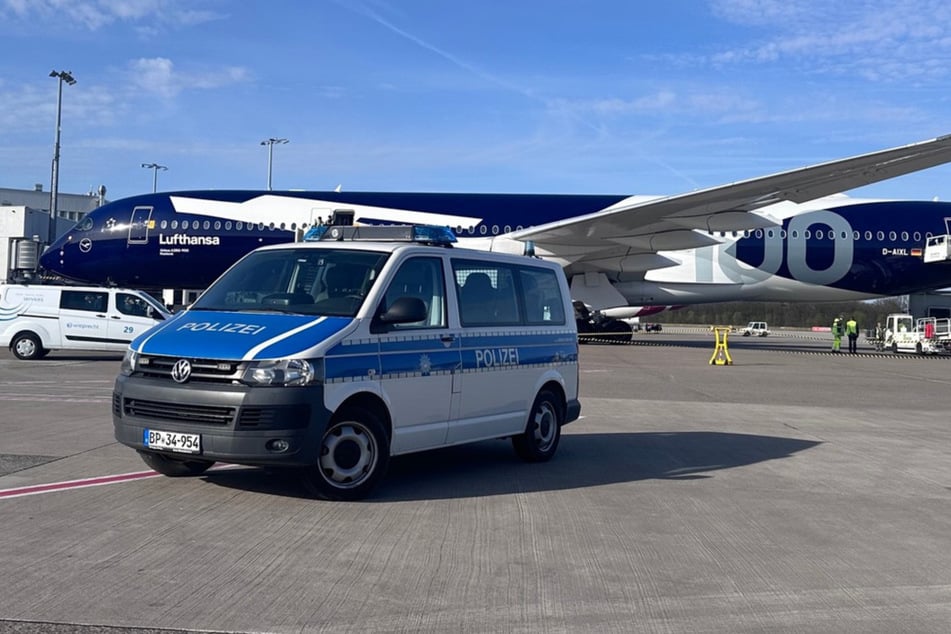 Bei der Ausreisekontrolle am Köln/Bonner Flughafen war der Gesuchte den Einsatzkräften der Bundespolizei aufgefallen. (Symbolfoto)