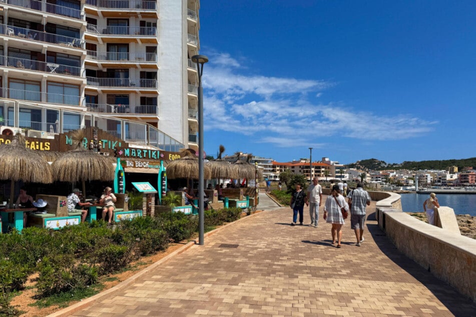 An der Promenade von Cala Ratjada betreibt Peggy Jerofke das "Tiki Beach" (links).