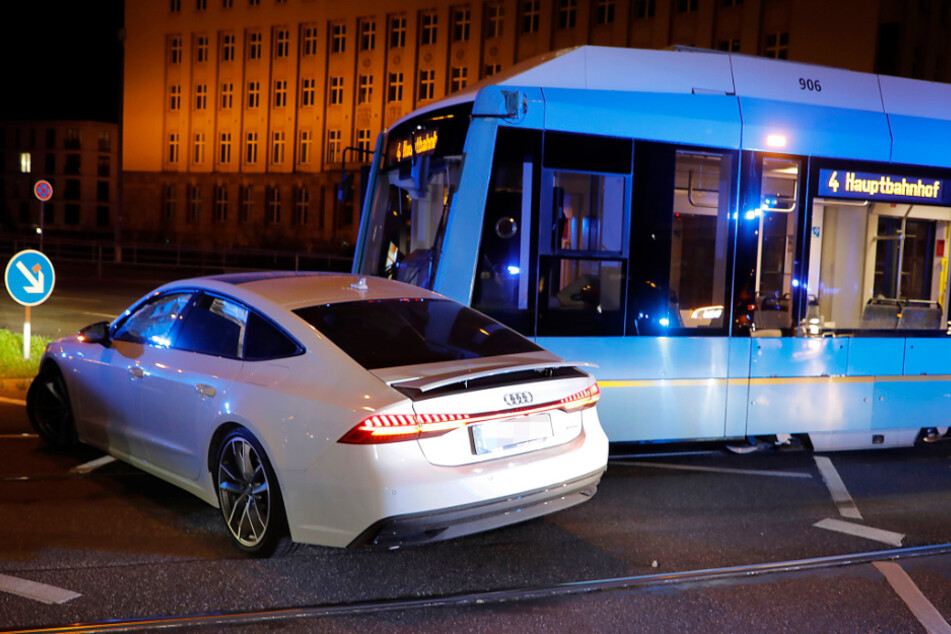 Audi und Tram krachten zusammen.