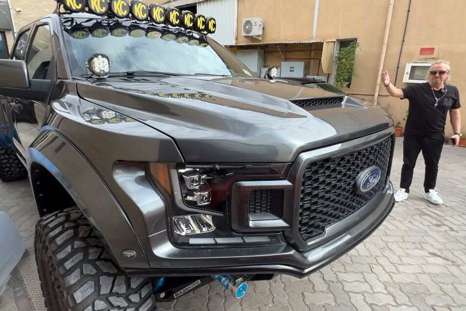 Kaum in der Wüstenmetropole angekommen, hat sich der Multimillionär auch schon ein neues Monster-Auto gegönnt.