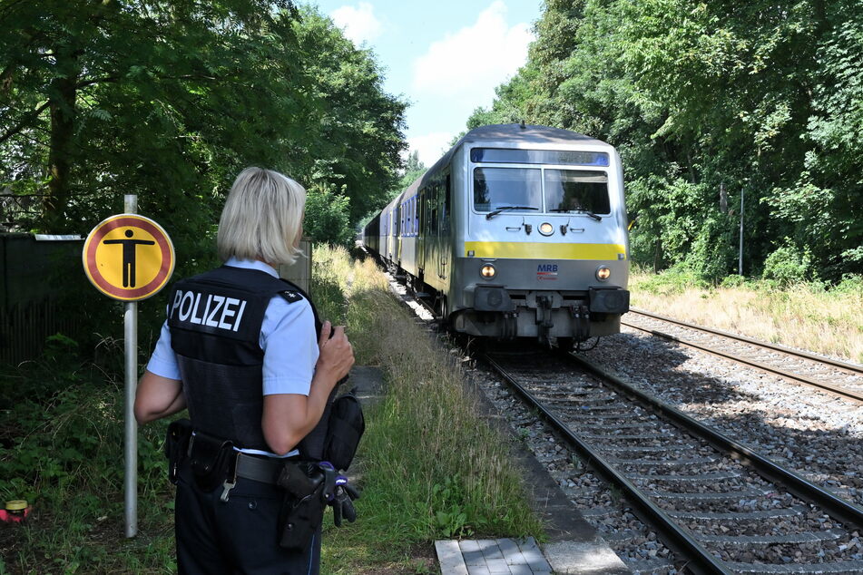 In Chemnitz-Wittgensdorf wurde im vergangenen Jahr ein Jugendlicher von einem Zug erfasst - seitdem warnt die Polizei vor Ort vor den Gefahren.