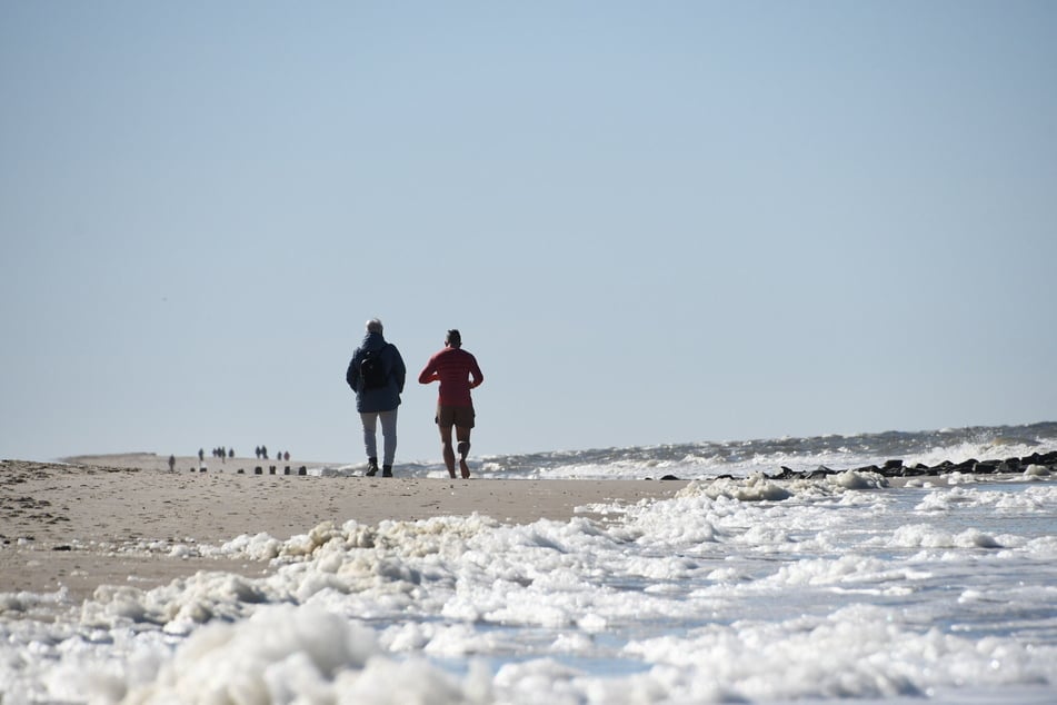 An die Strände der Urlaubsinsel Sylt werden in diesem Jahr wieder mehrere Millionen Kubikmeter Sand gespült, um die Küste zu sichern.