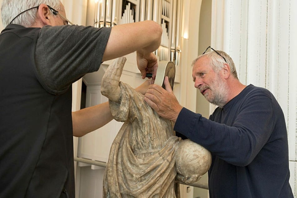 Steinrestaurator Thomas Schubert (r.) und Kustodie-Mitarbeiter Nico Hempel bei der Montage des Christus-Kopfes.