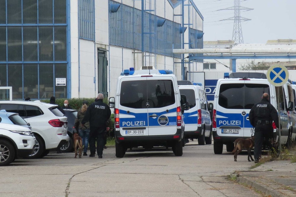 Rund 110 Beamte der Bundespolizei, mehrere mit Diensthunden, stürmten am Morgen auf das Betriebsgelände der Im- und Exportfirma.