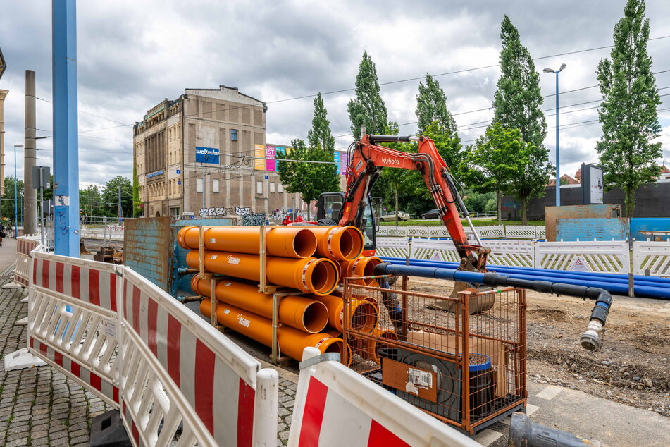 Die Annaberger Straße ist dank Leitungsarbeiten komplett dicht. Unscheinbar dahinter: der darunter leidende Uferstrand.