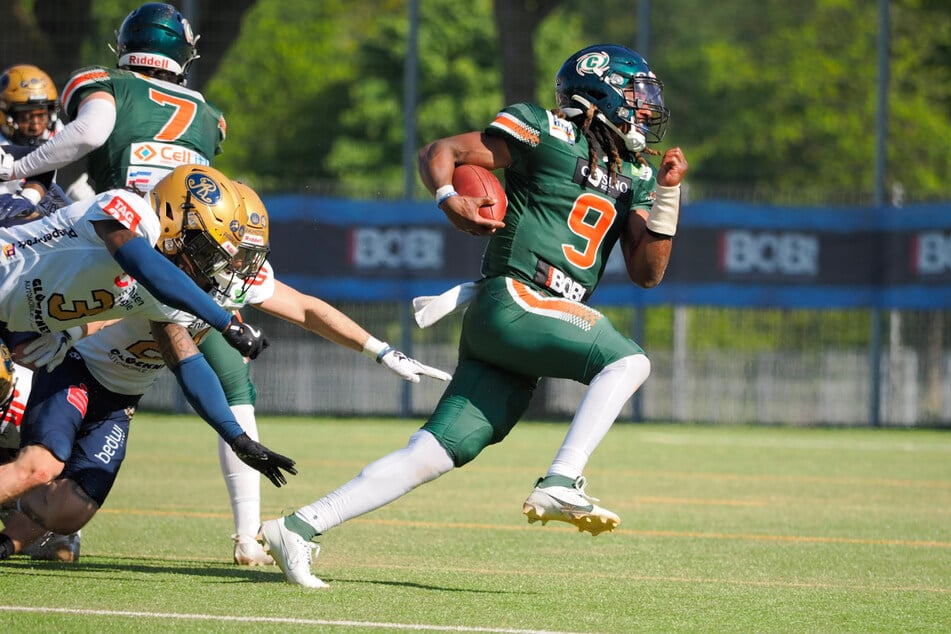 Kiel-Quarterback PJ Pettles (r.) war am Boden nur schwer zu fangen.