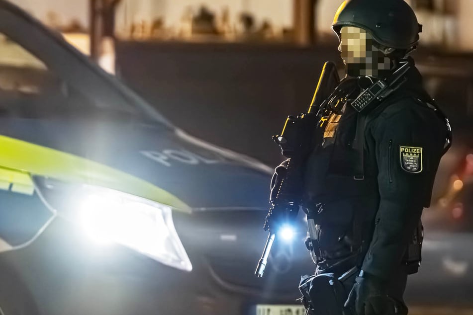 Nach einem Raubüberfall in Messel am späten Freitagabend rückte die Polizei zur Fahndung nach dem Täter aus, jedoch ohne Erfolg.