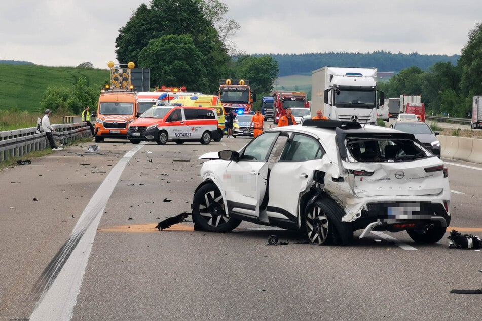 Schwer beschädigt kam einer der Unfallwagen mitten auf der Fahrbahn der A6 zum Stillstand.