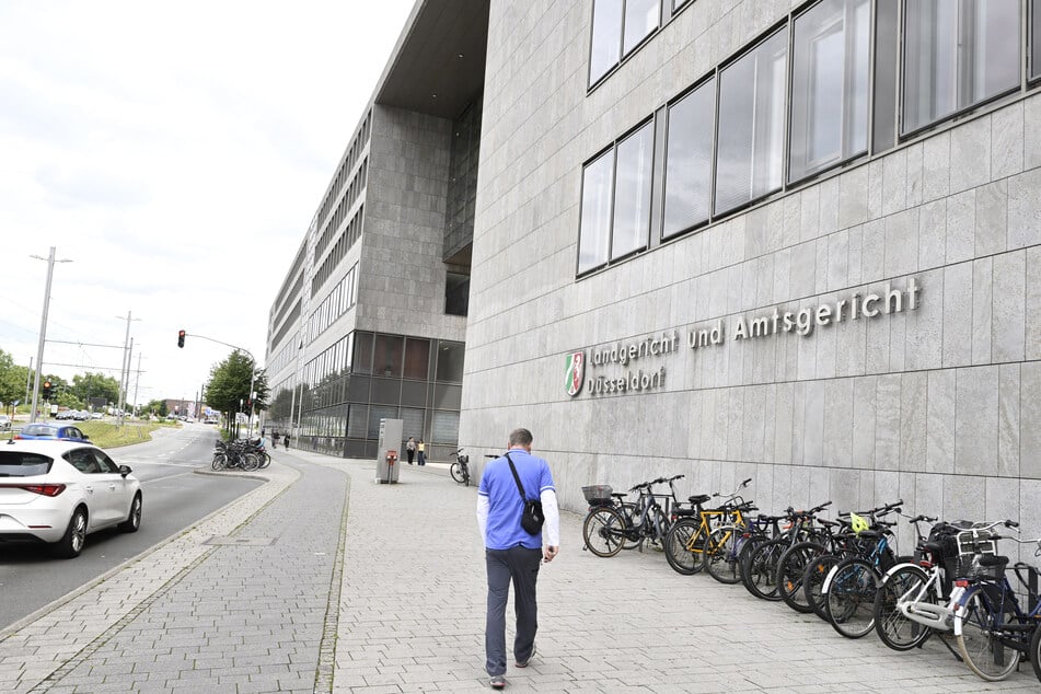 Vor dem Landgericht Düsseldorf wurde der Vater (46) zu einer Bewährungsstrafe verurteilt. Sein Sohn (23) erhielt eine Verwarnung nach Jugendstrafrecht. (Archivbild)