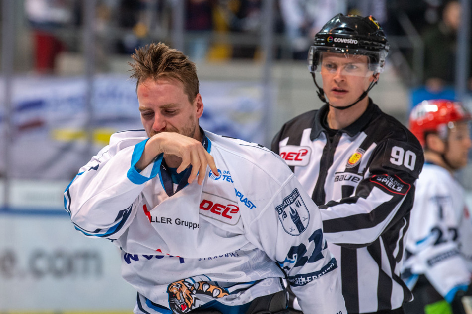 Durchgeboxt: Tigers-Spieler Kael Mouillierat hält sich nach einer Prügelei auf dem Eis die Nase. (Archiv)
