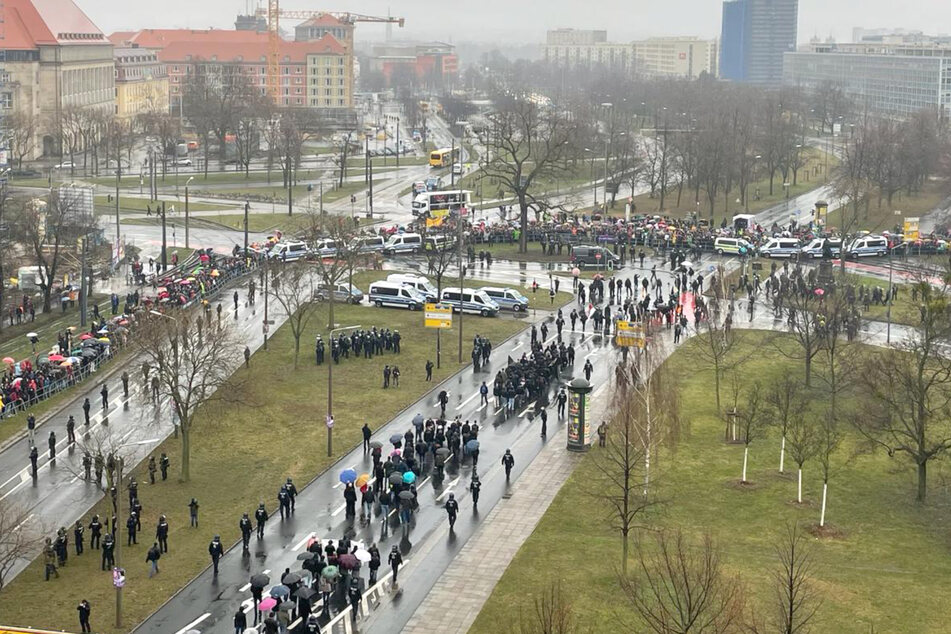 Mehrere hundert Teilnehmer des rechten Gedenkens versammelten sich am Georgplatz. Dort trafen sie auf Gegenprotest.