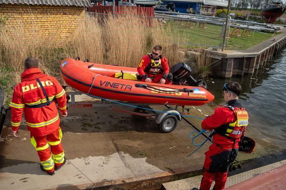 Teams der DLRG sollen den Rettungseinsatz unterstützen.