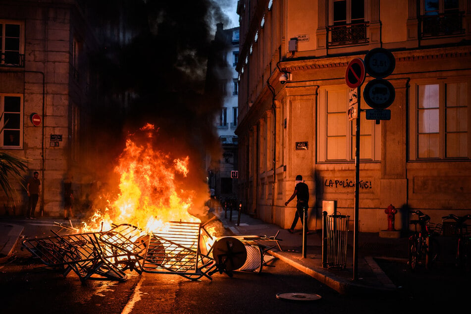 Ein tödlicher Vorfall zwischen einem Teenager und einem Streifenpolizisten löste heftige Krawalle und Debatten in vielen Teilen Frankreichs aus.