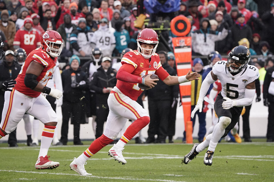 Kansas City Chiefs quarterback Patrick Mahomes (c.) runs the ball during the first half of the AFC divisional round game at Arrowhead Stadium on Saturday.
