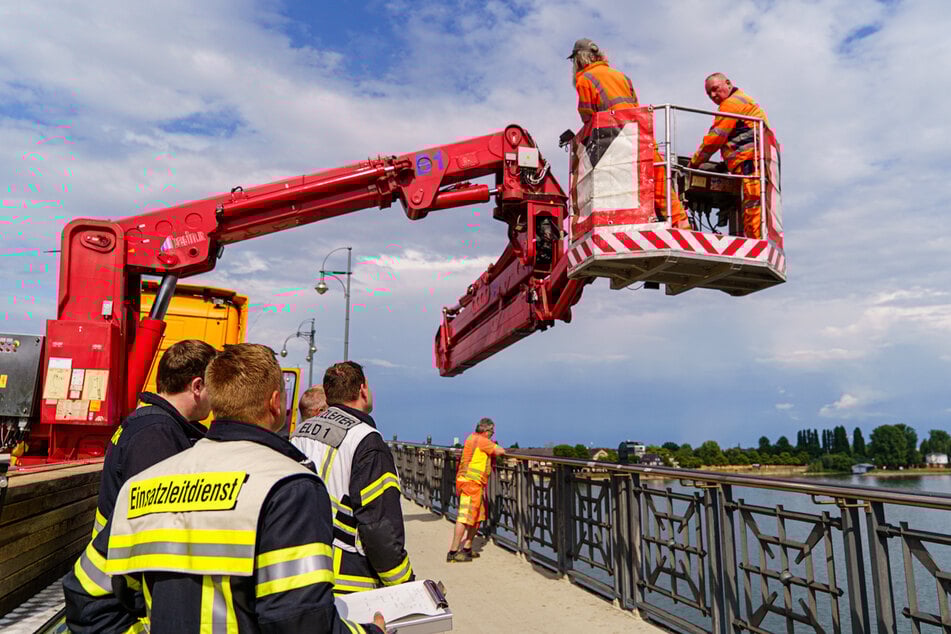 Schließlich gelang es den Einsatzkräften, die Hebebühne wieder in Gang zu bekommen.