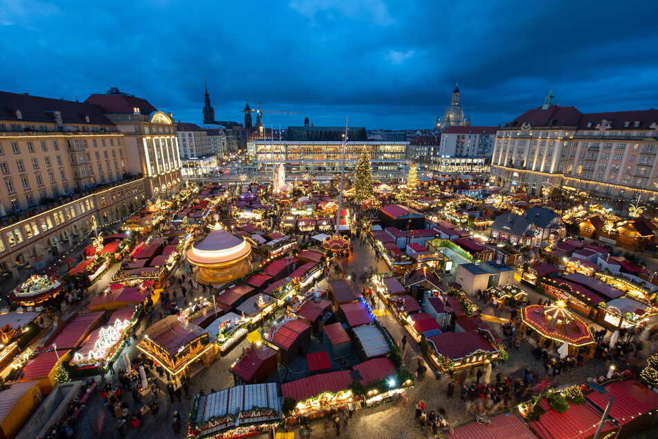 Blick auf den 585. Dresdner Striezelmarkt im November 2019. Nicht nur Handel, Gastronomie und Hotellerie wünschen sich, dass es dieses Jahr im Advent wieder solchen Budenzauber gibt.
