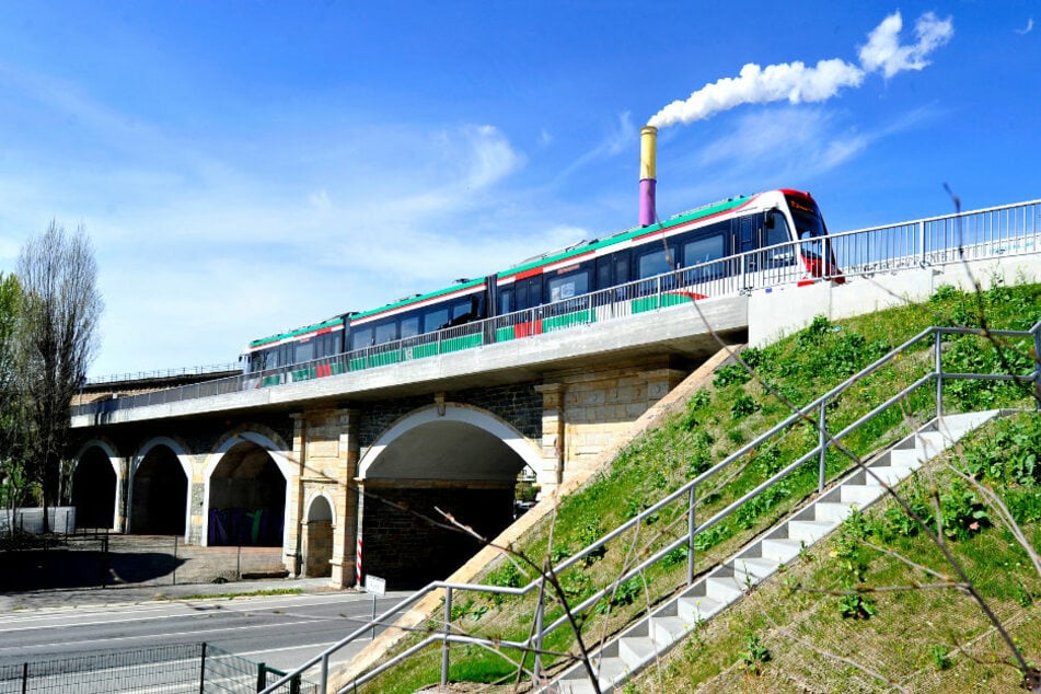Auf der Linie der City-Bahn nach Burgstädt werden am Eisenbahnviadukt über der Blankenauer Straße Gleise gerichtet.