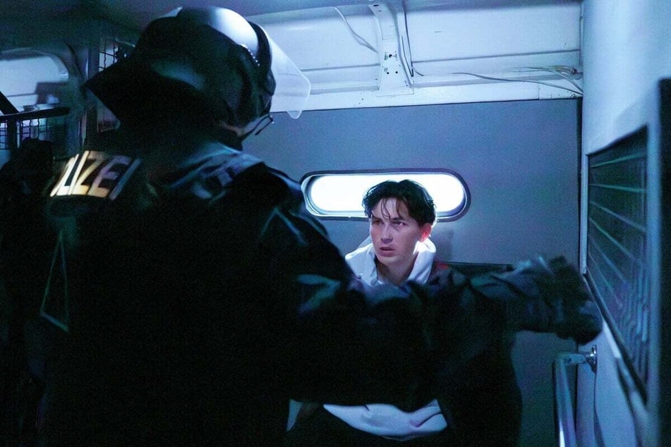 Was passierte nach Antons Festnahme am 1. Mai und verhielten sich alle Polizeibeamten korrekt? "Polizei" wird am 26. November um 20.15 Uhr in der ARD ausgestrahlt.