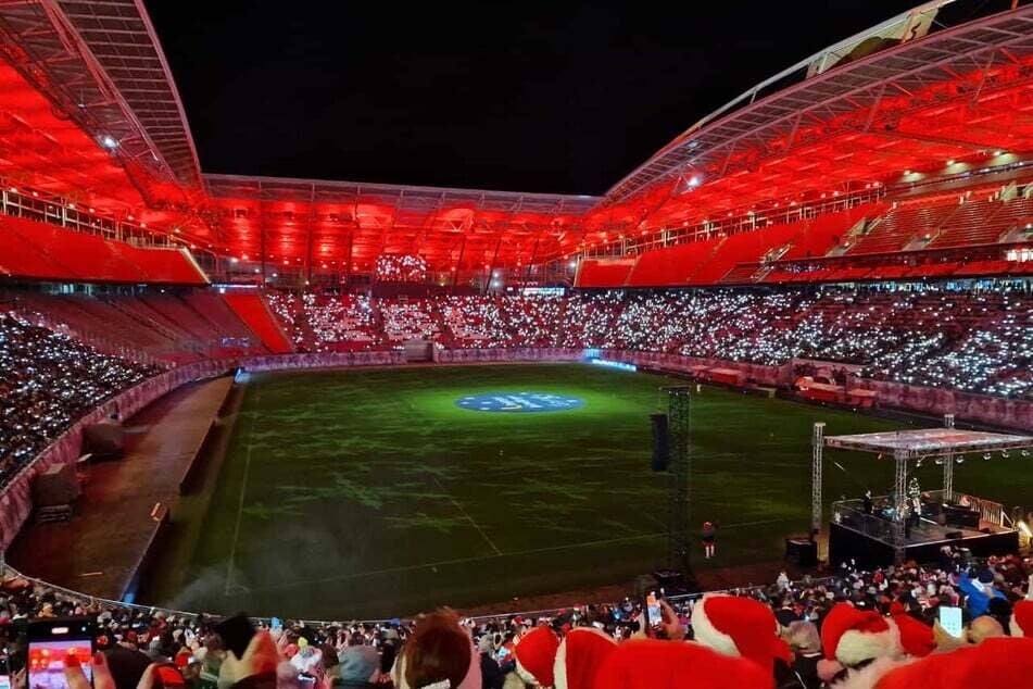 Am Sonntag findet wieder das jährliche Weihnachtssingen in der Red-Bull-Arena statt. (Archivbild)