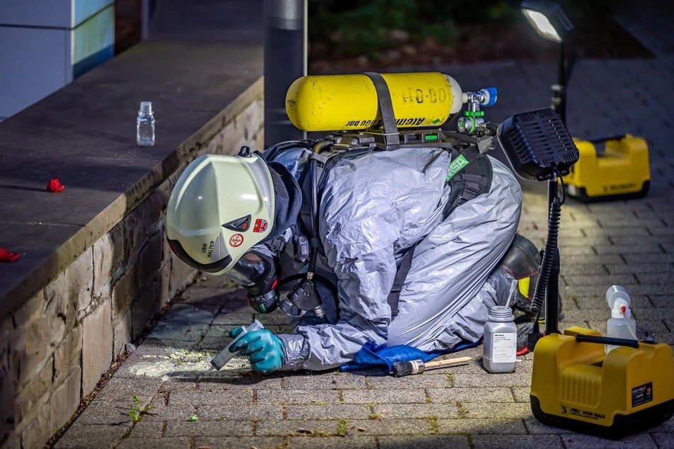Mithilfe eines Schnelltests fand die Feuerwehr heraus, dass es sich bei der Flüssigkeit tatsächlich um Quecksilber handelt.