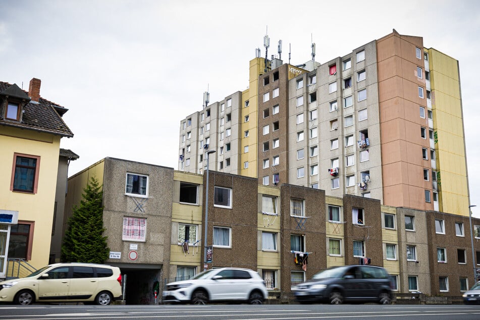 Die Frau lebt mit ihren vier Kindern in einer Zwei-Zimmer-Wohnung. (Archivbild)