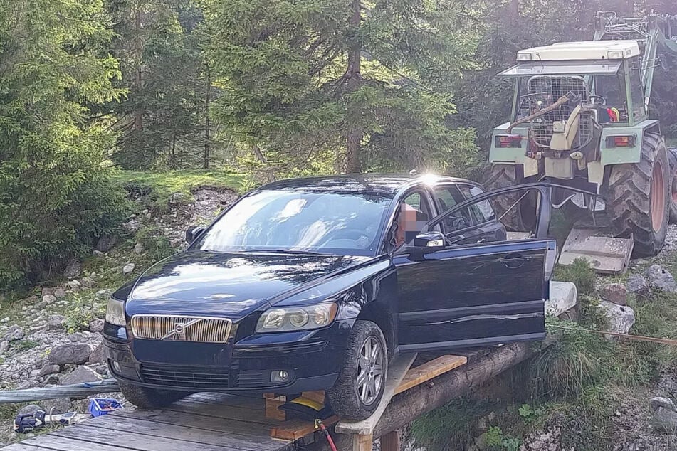 Mithilfe eines Traktors konnte das Auto von der Brücke bewegt werden.