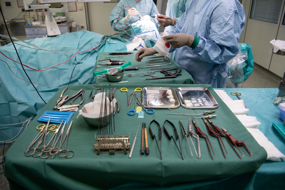 Operationsbesteck liegt während einer Operation in einer Klinik auf dem Tisch.