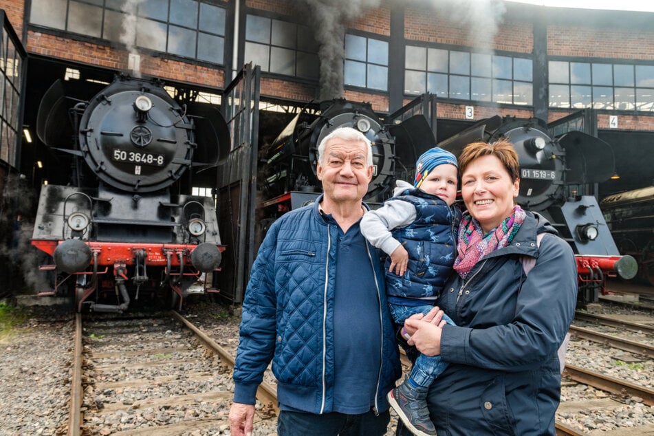 Freuten sich über die stählernen Kolosse: Die Großeltern Katrin (55) und Andreas Pöschke (59) mit ihrem Enkel Arne (2) kamen aus Brandenburg.