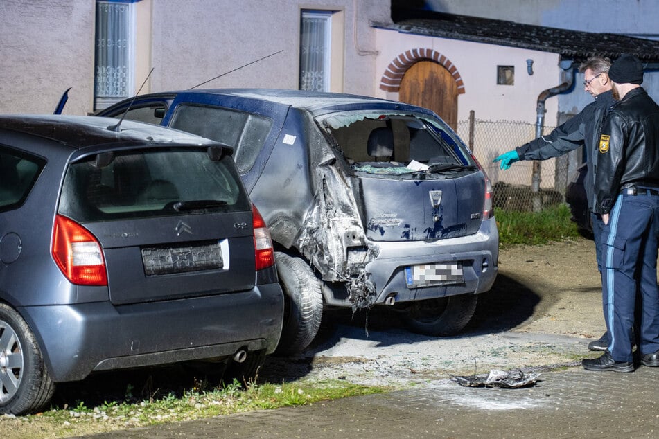 München: Nachbarschaftsstreit eskaliert: Mann setzt Auto in Brand, Rettungssanitäter werden zu Brandbekämpfern