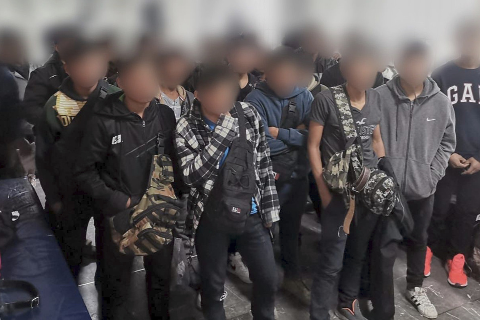 Das von der Migrationsbehörde bereitgestellte Foto zeigt 14-17-Jährige, die bei einer Kontrolle auf einer Landstraße nahe der Stadt Ciudas Juárez gefunden wurden.