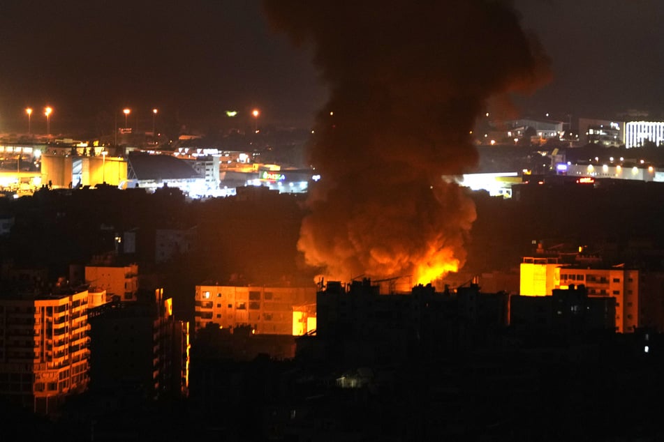 Flammen und Rauch steigen nach einem israelischen Luftangriff in Dahieh, einem Vorort von Beirut, auf.