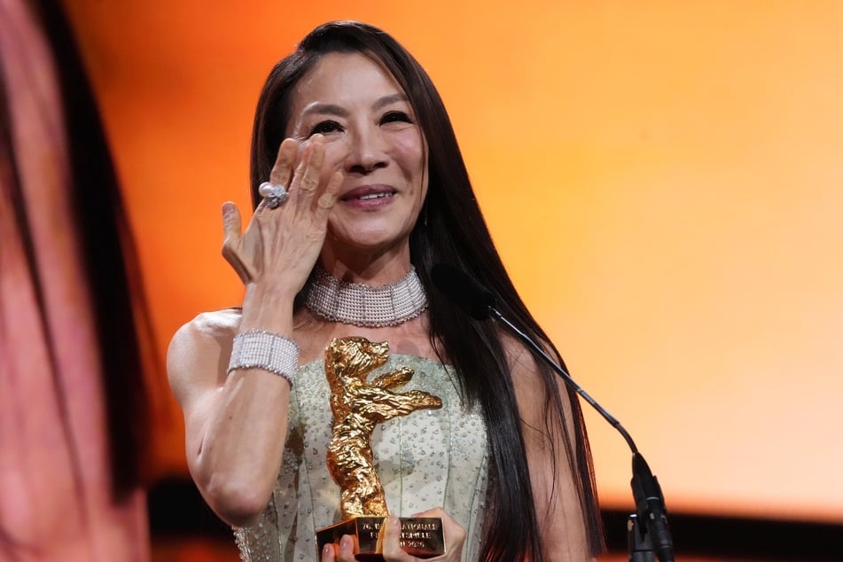 Sichtlich gerührt nahm Schauspielerin Michelle Yeoh (63) die Ehrung entgegen.