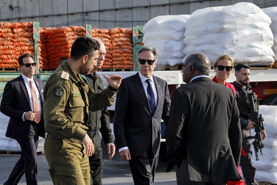 US Secretary of State Antony Blinken (c.) walks with Israeli Defence Minister Yoav Gallant and UN Senior Humanitarian and Reconstruction Coordinator for Gaza Sigrid Kaag at the Kerem Shalom border crossing with the Gaza Strip in southern Israel on Wednesday.