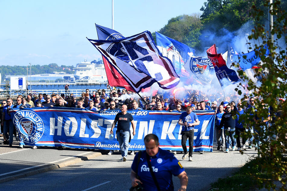 Tausende Kiel-Fans marschierten am Samstag vor dem Spiel gegen Düsseldorf ins Holstein-Stadion.