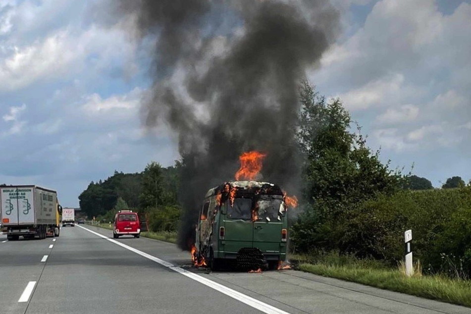 Das Wohnmobil geriet mitten auf der Autobahn in Flammen