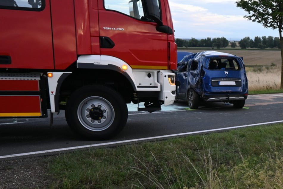 Dacia überschlägt sich mehrfach: Schwerverletzter im Wrack eingeklemmt