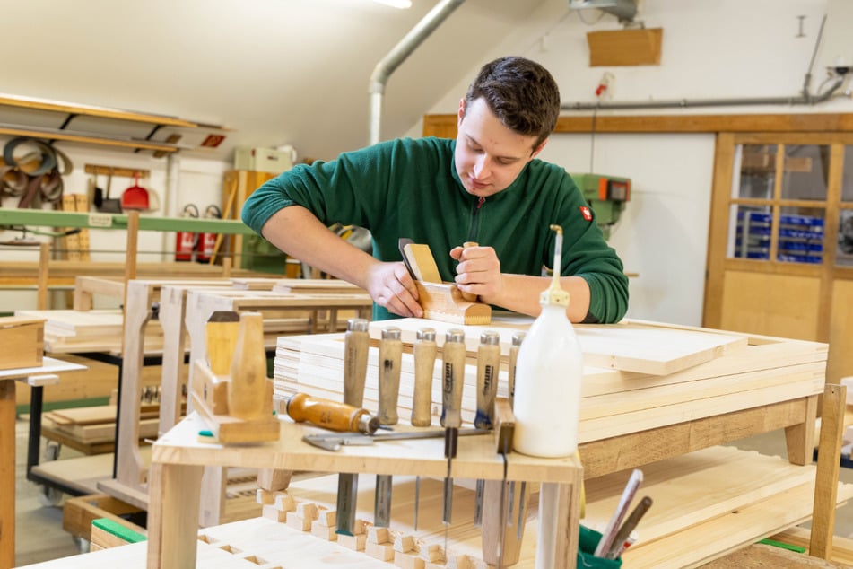 Tom Bauer (19) lernt Orgelbauer. Holzarbeiten gehören im ersten Lehrjahr zu seiner Ausbildung.