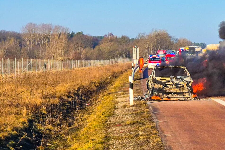 Unfall A: Vollsperrung: Autobrand legt A10 teilweise lahm